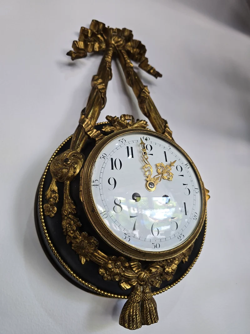 Pendule murale de style Louis XVI en bronze doré – XIXe siècle