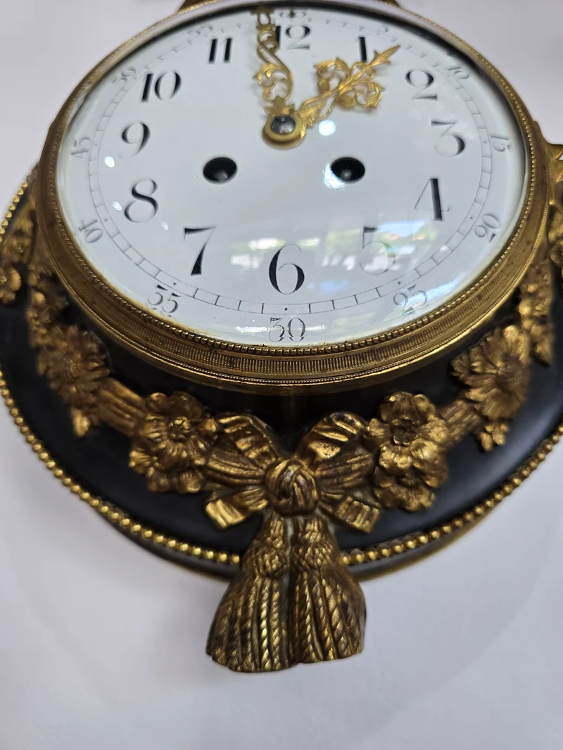 Pendule murale de style Louis XVI en bronze doré – XIXe siècle