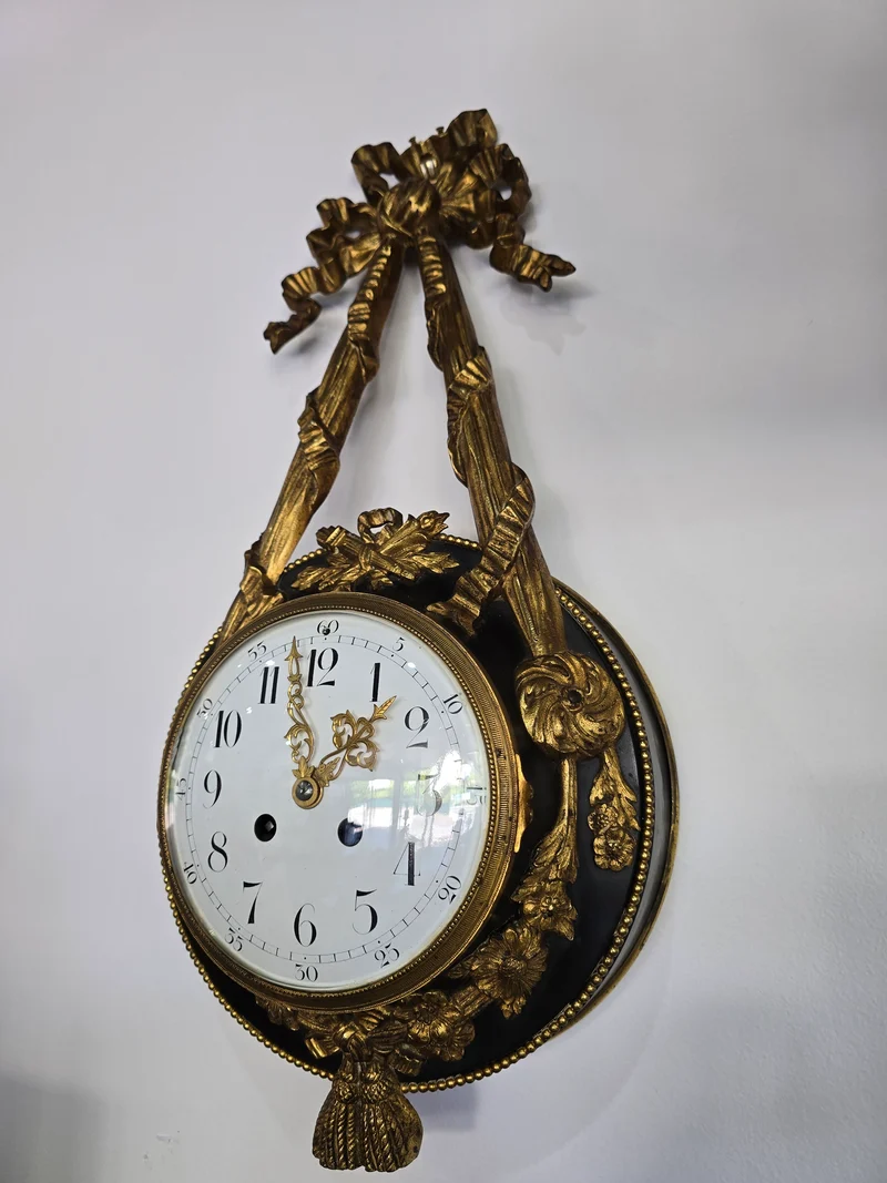 Pendule murale de style Louis XVI en bronze doré – XIXe siècle