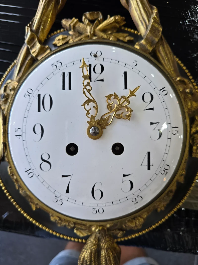 Pendule murale de style Louis XVI en bronze doré – XIXe siècle