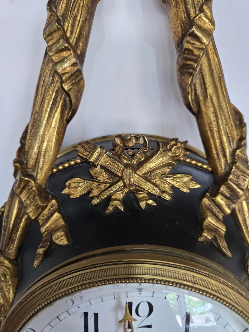 Pendule murale de style Louis XVI en bronze doré – XIXe siècle