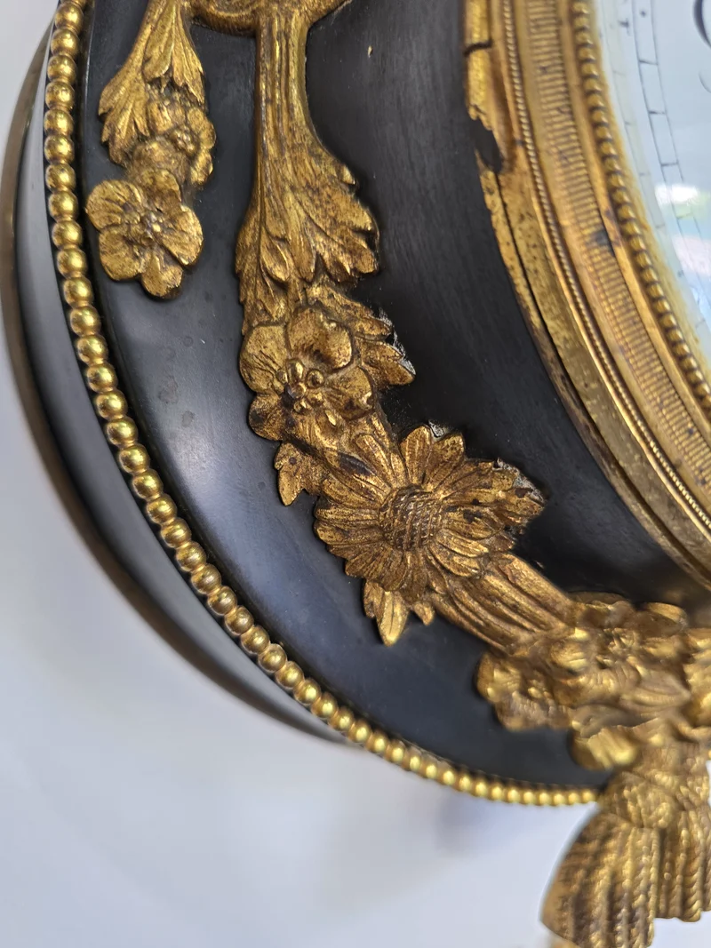 Pendule murale de style Louis XVI en bronze doré – XIXe siècle