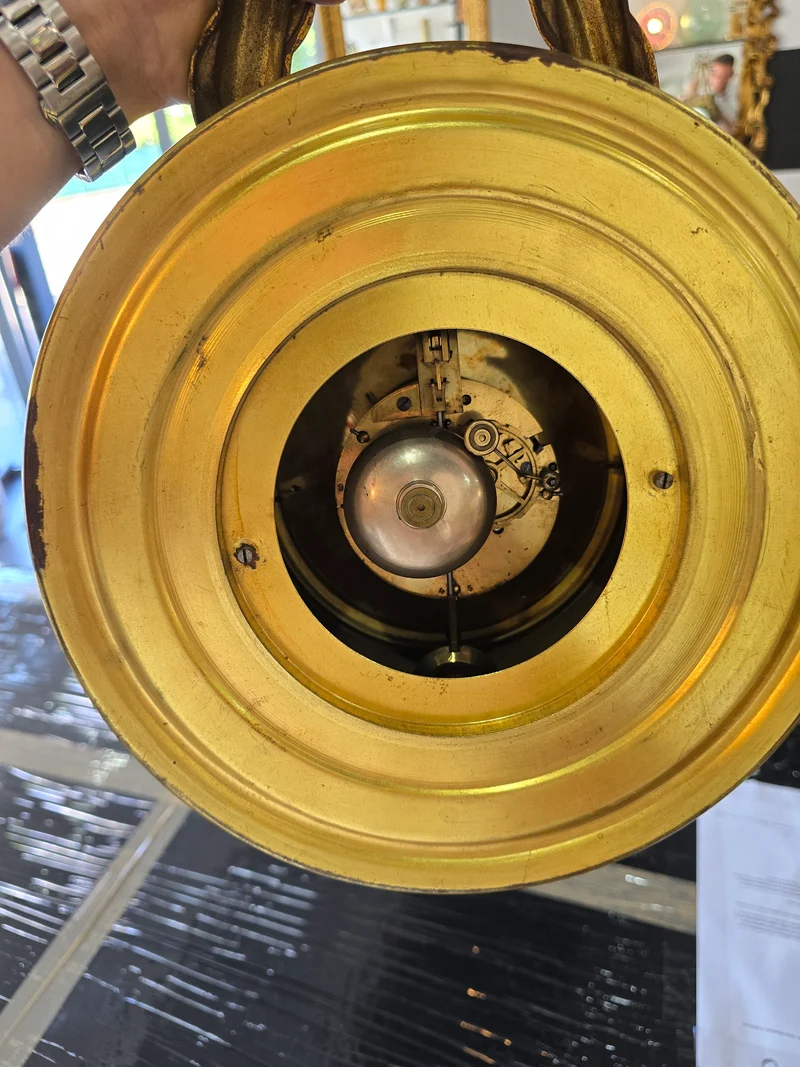 Pendule murale de style Louis XVI en bronze doré – XIXe siècle