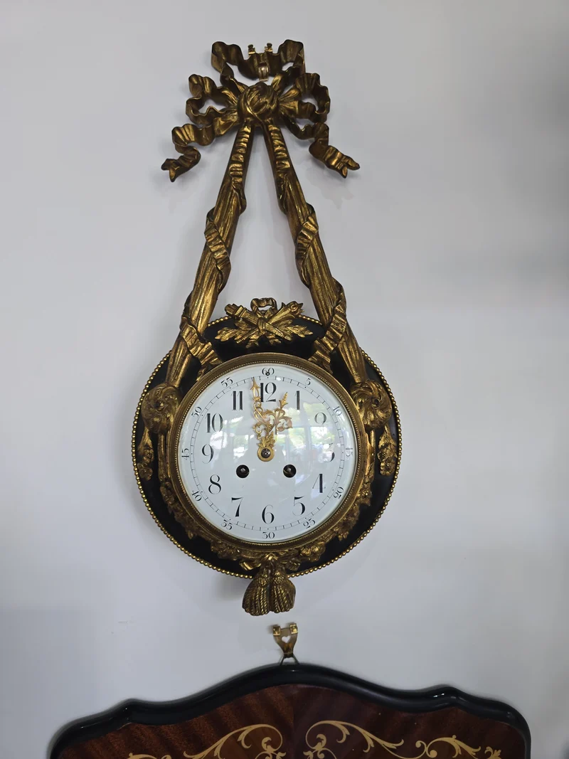 Pendule murale de style Louis XVI en bronze doré – XIXe siècle
