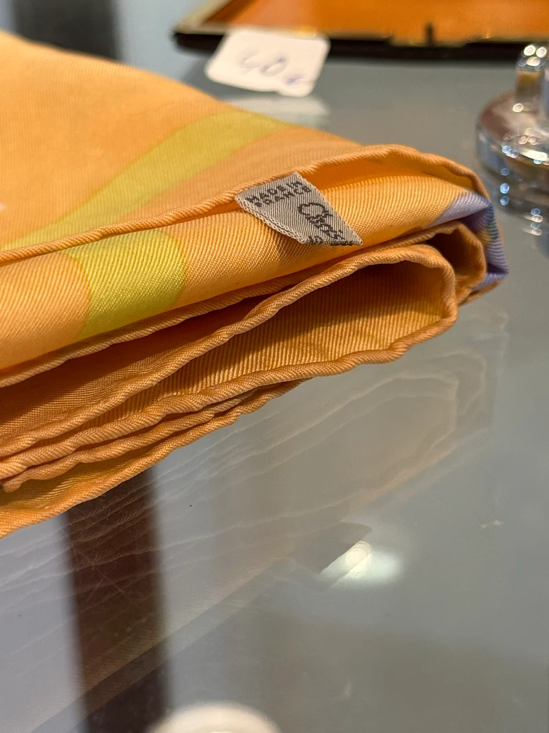 Foulard en soie Christian Dior – Motif floral vintage, années 1970