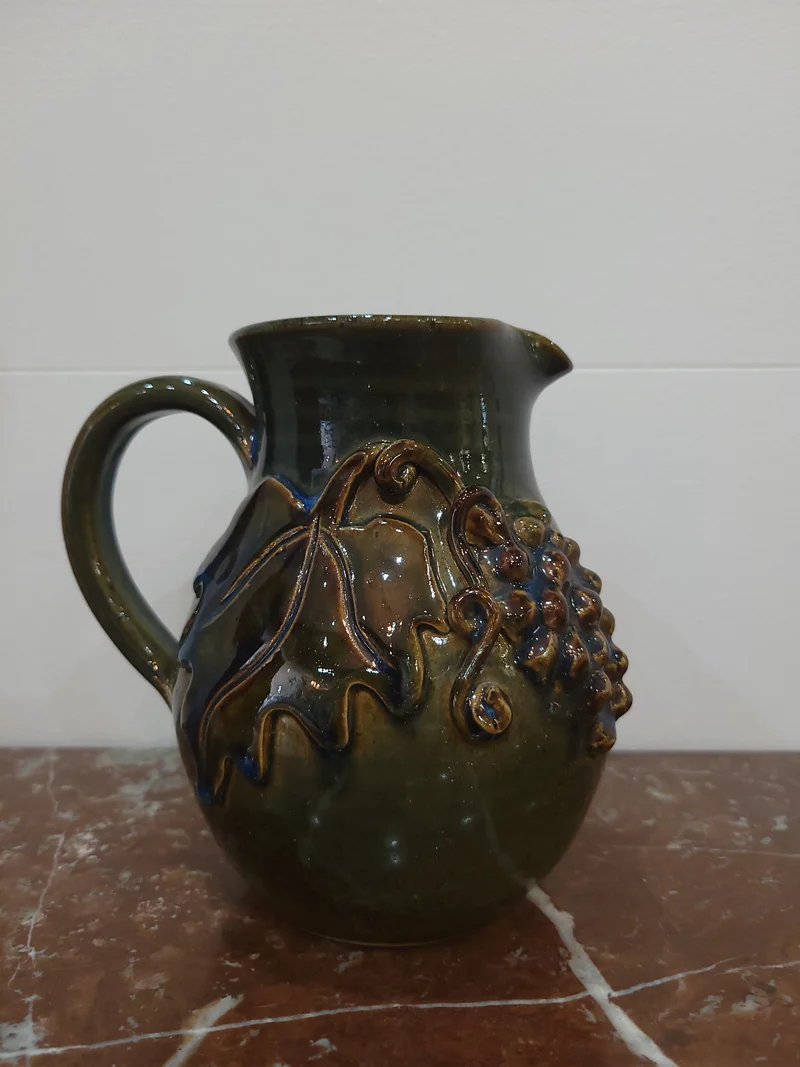 Pichet en céramique émaillée décor raisin et vigne