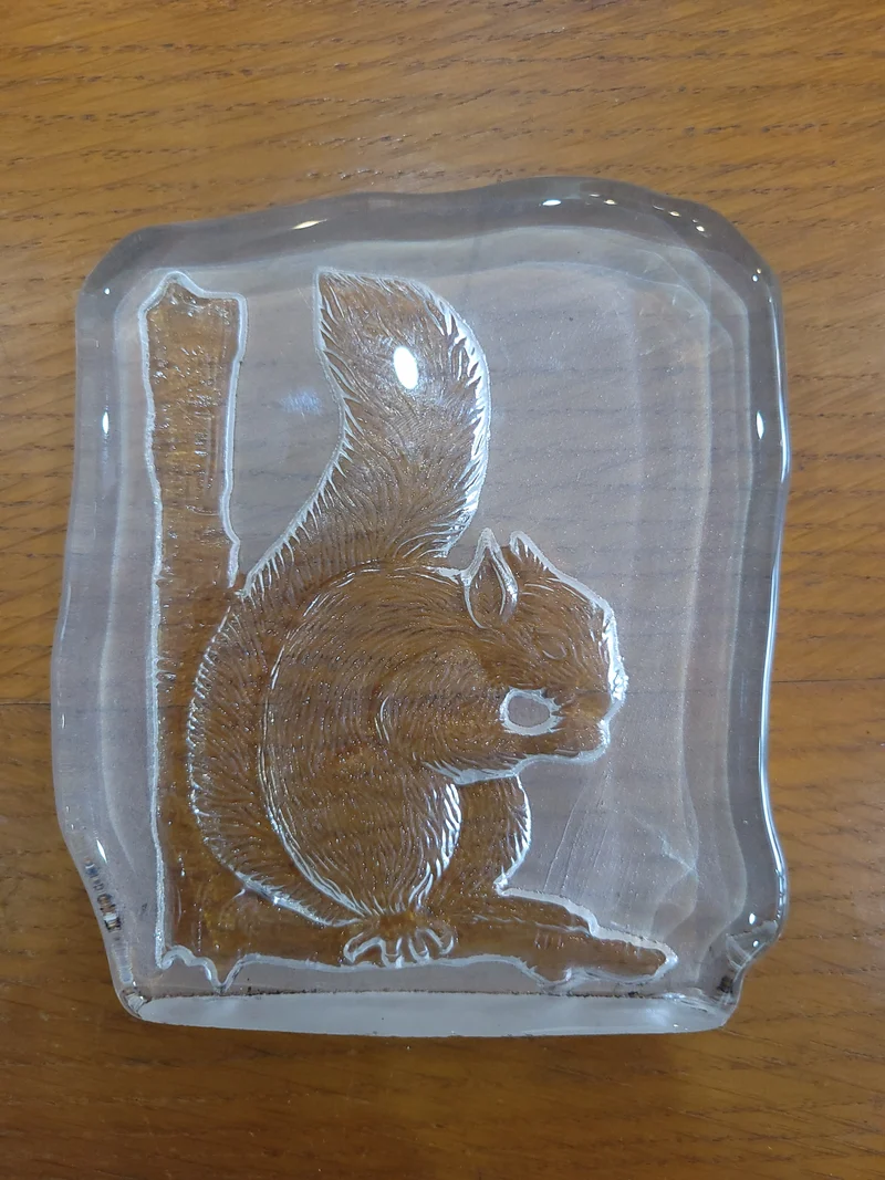 Presse-papiers décoratif en verre – Écureuil gravé