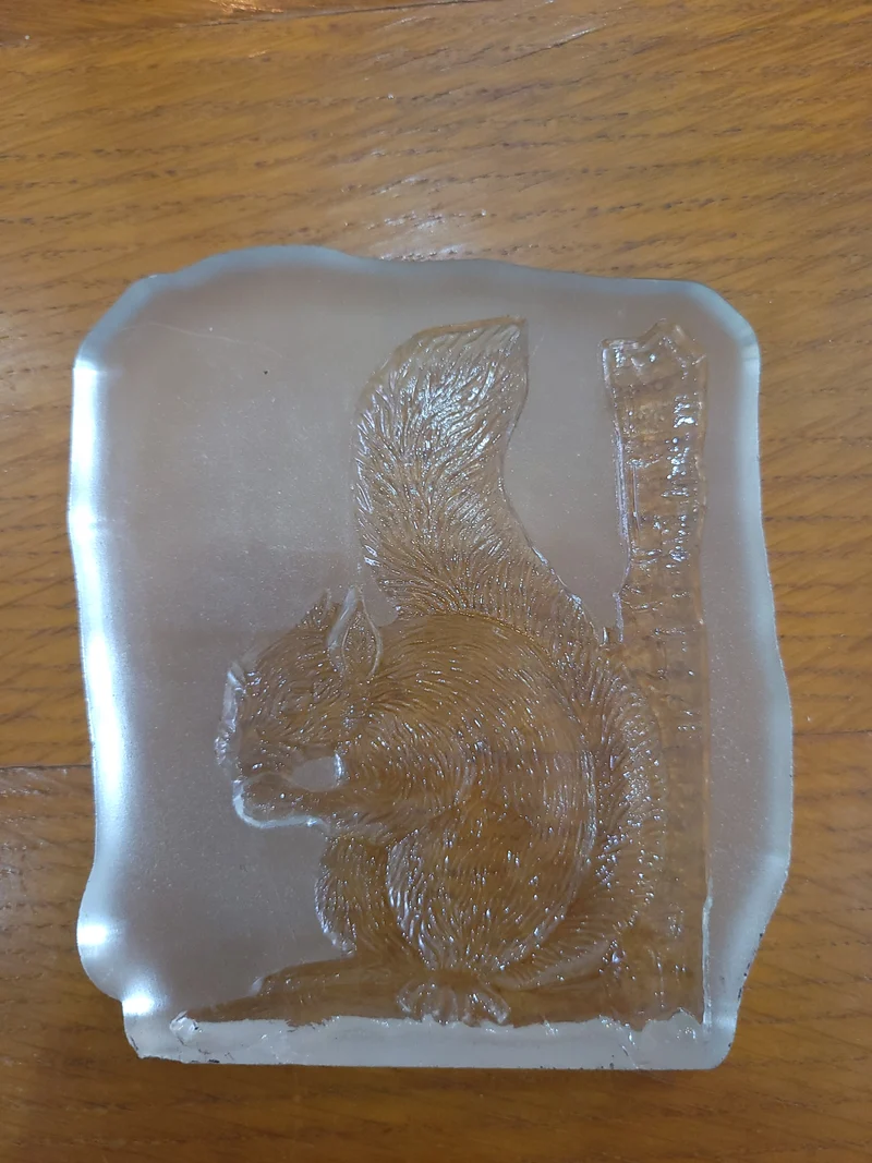 Presse-papiers décoratif en verre – Écureuil gravé
