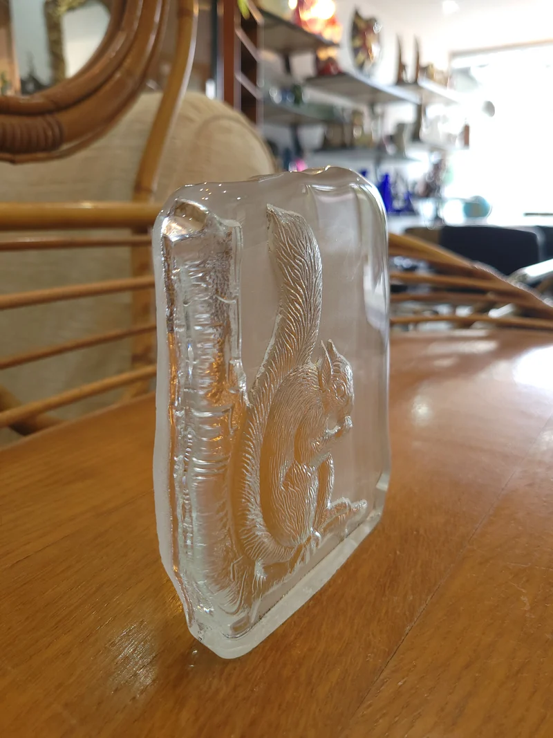 Presse-papiers décoratif en verre – Écureuil gravé
