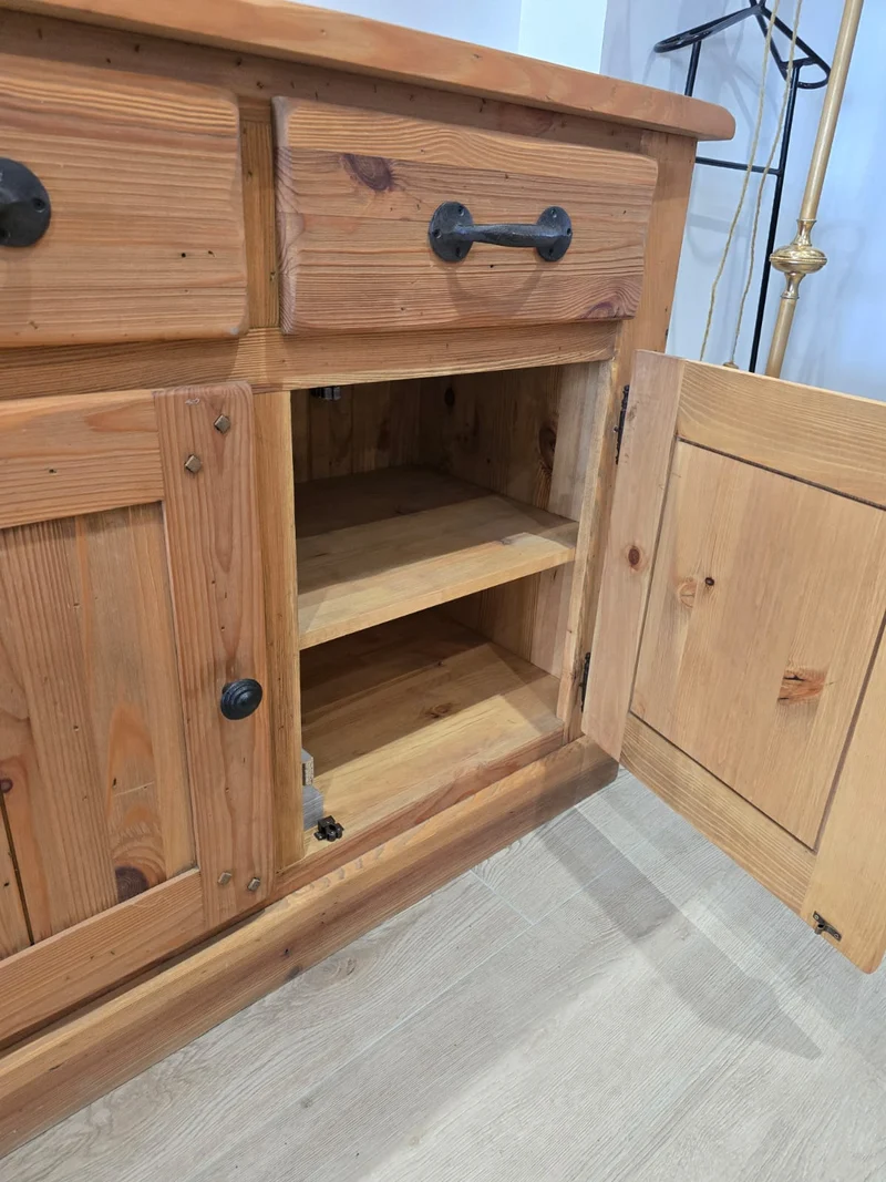 Buffet rustique en pin massif