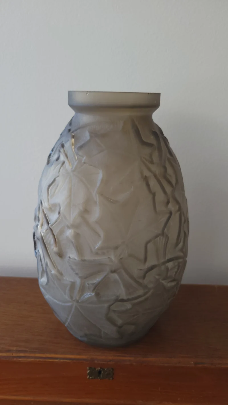 Vase ancien en verre moulé dépoli