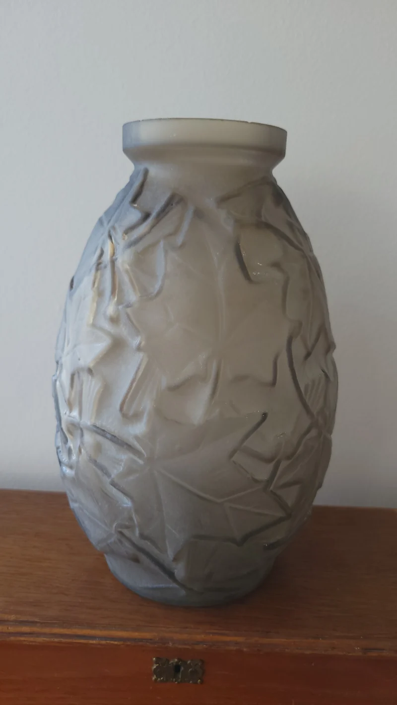 Vase ancien en verre moulé dépoli