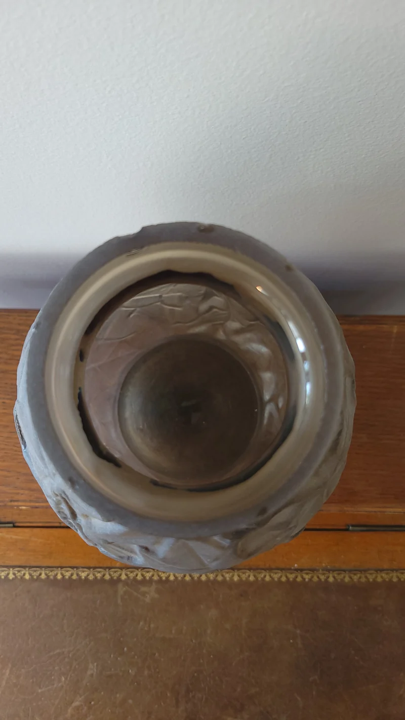 Vase ancien en verre moulé dépoli
