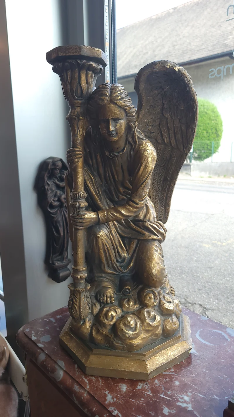 Sculpture d’ange agenouillé avec candélabre – Résine dorée