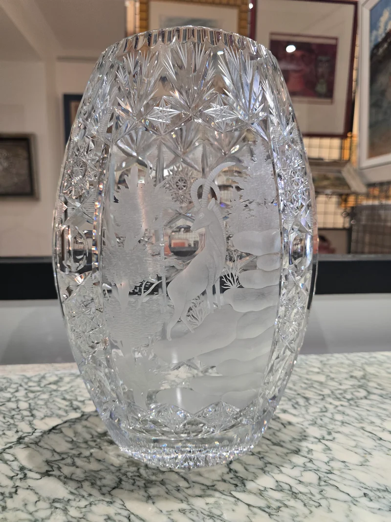 Grand vase en cristal taillés , décor de bouquetin , XXème