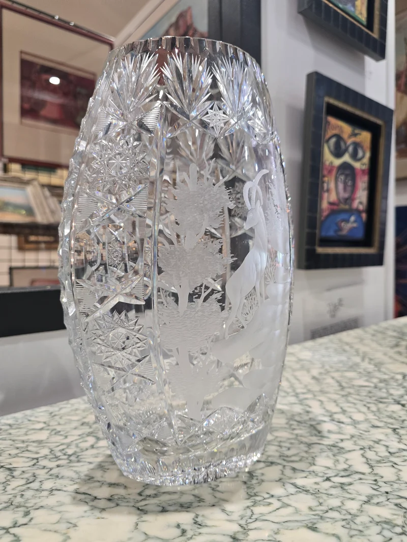 Grand vase en cristal taillés , décor de bouquetin , XXème