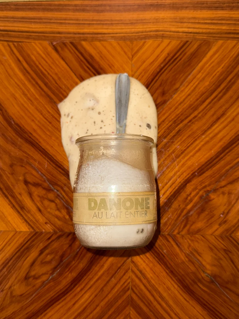 Objet publicitaire Danone – Faux yaourt fondu avec cuillère, pièce vintage 70,s/80’s
