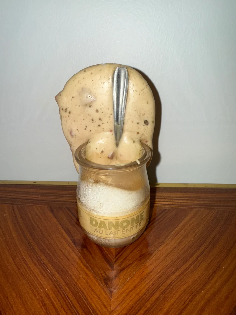 Objet publicitaire Danone – Faux yaourt fondu avec cuillère, pièce vintage 70,s/80’s