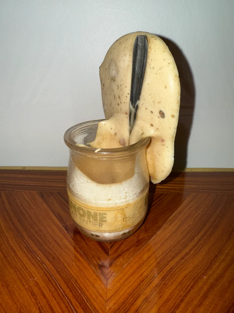 Objet publicitaire Danone – Faux yaourt fondu avec cuillère, pièce vintage 70,s/80’s
