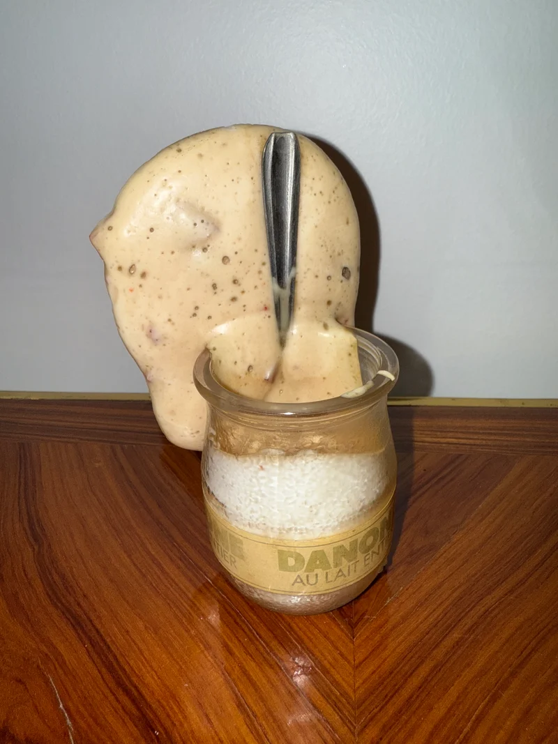 Objet publicitaire Danone – Faux yaourt fondu avec cuillère, pièce vintage 70,s/80’s
