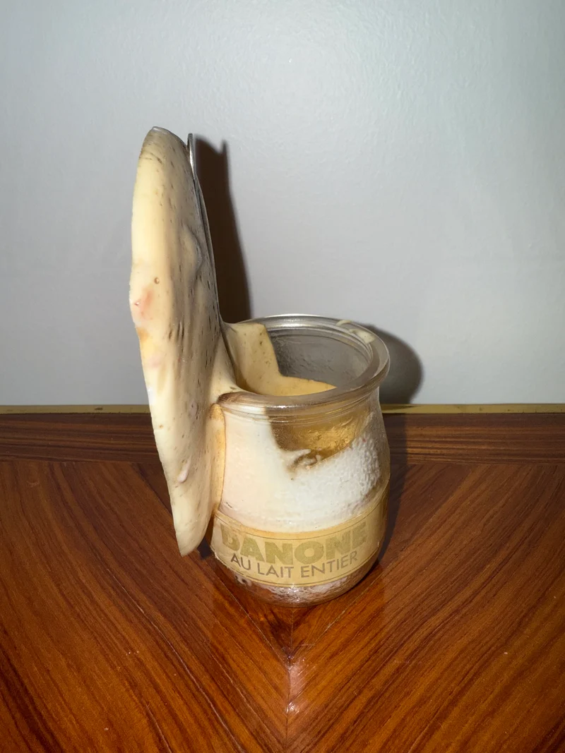 Objet publicitaire Danone – Faux yaourt fondu avec cuillère, pièce vintage 70,s/80’s