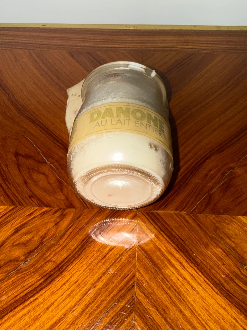 Objet publicitaire Danone – Faux yaourt fondu avec cuillère, pièce vintage 70,s/80’s