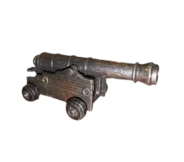 Taille-crayon en forme de canon ancien – Métal patiné