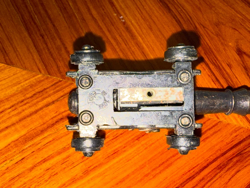 Taille-crayon en forme de canon ancien – Métal patiné