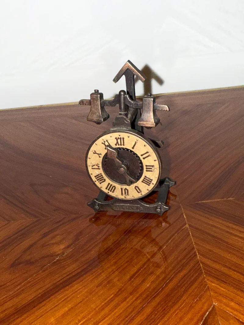 Taille-crayon ancien en forme d’horloge à clochettes – Métal patiné