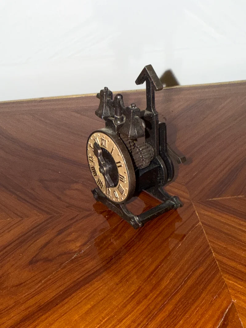 Taille-crayon ancien en forme d’horloge à clochettes – Métal patiné