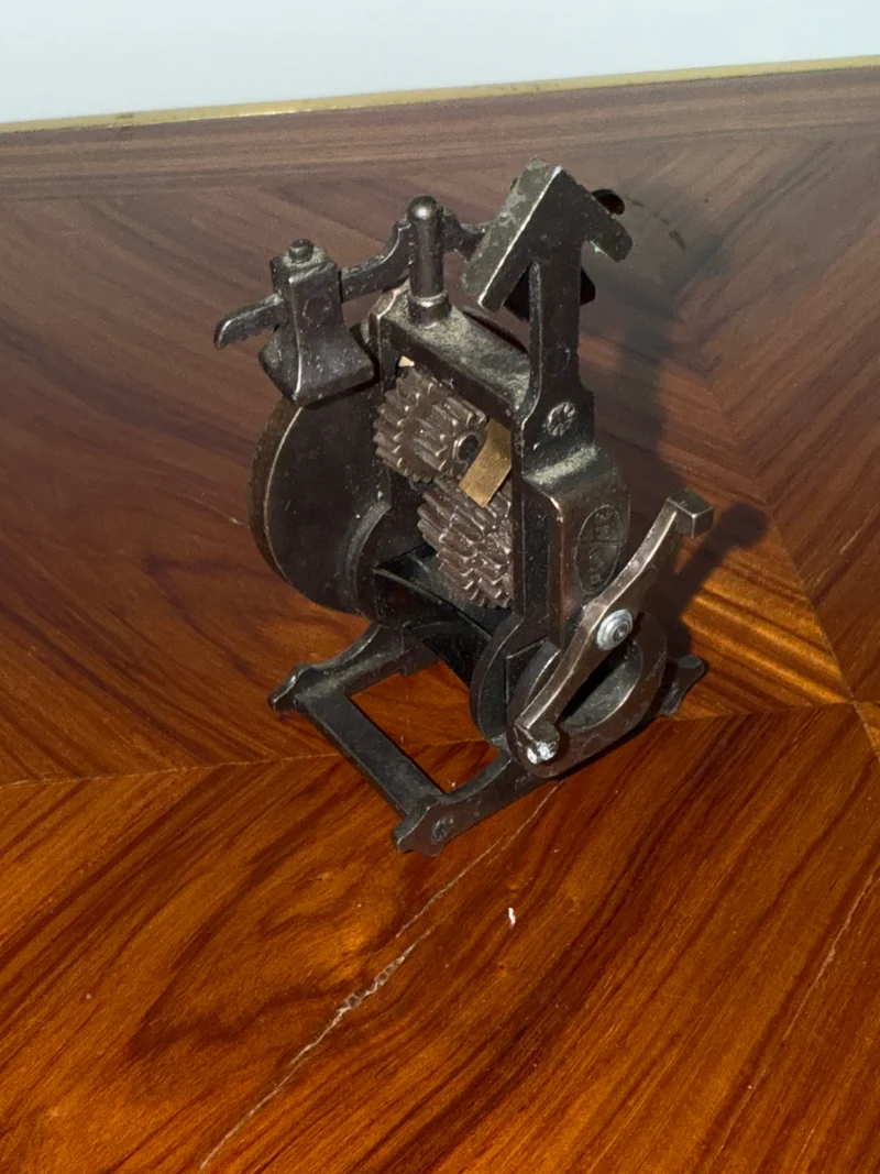 Taille-crayon ancien en forme d’horloge à clochettes – Métal patiné
