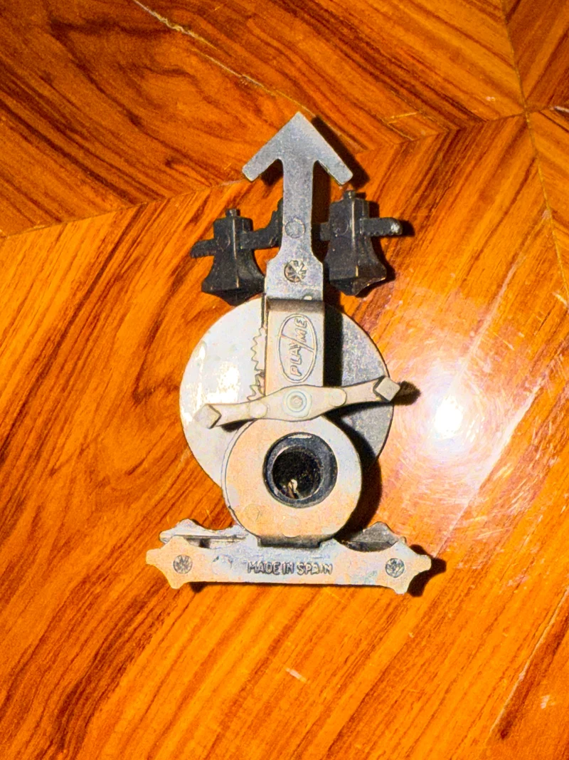 Taille-crayon ancien en forme d’horloge à clochettes – Métal patiné