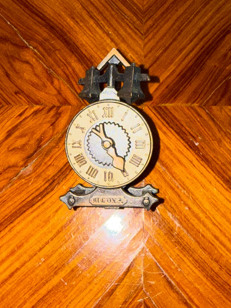 Taille-crayon ancien en forme d’horloge à clochettes – Métal patiné
