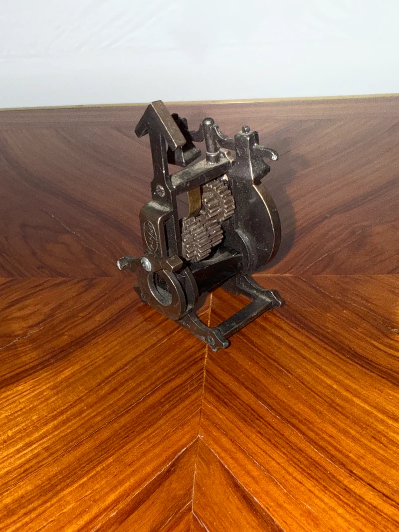 Taille-crayon ancien en forme d’horloge à clochettes – Métal patiné