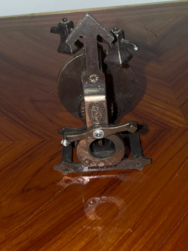Taille-crayon ancien en forme d’horloge à clochettes – Métal patiné