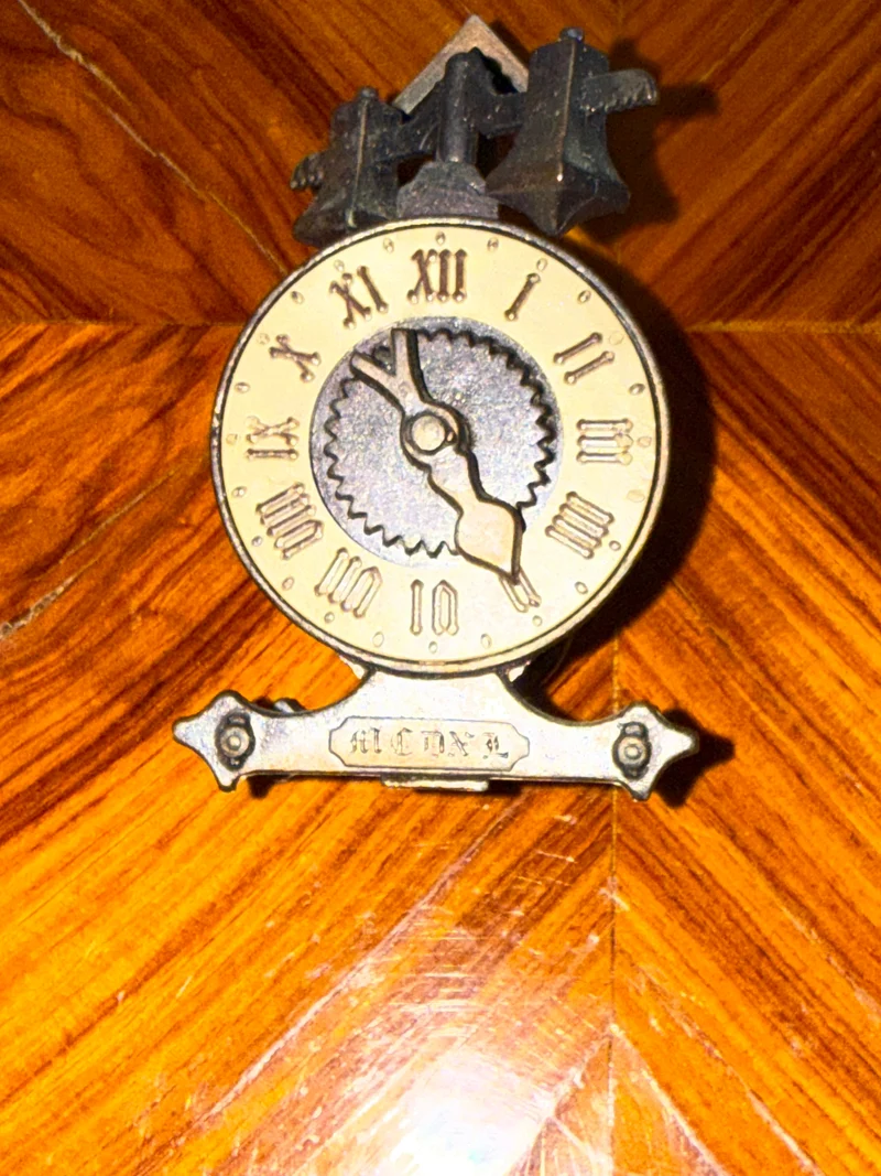 Taille-crayon ancien en forme d’horloge à clochettes – Métal patiné