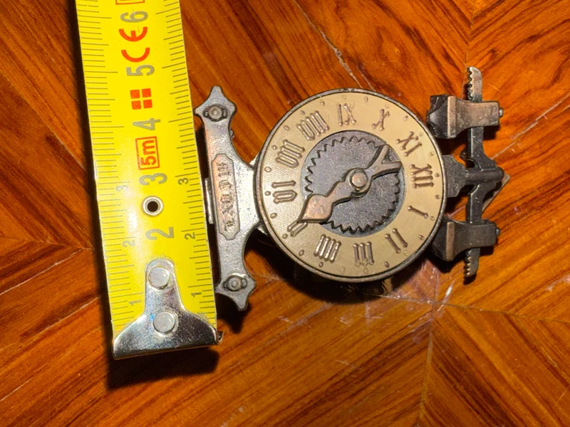 Taille-crayon ancien en forme d’horloge à clochettes – Métal patiné