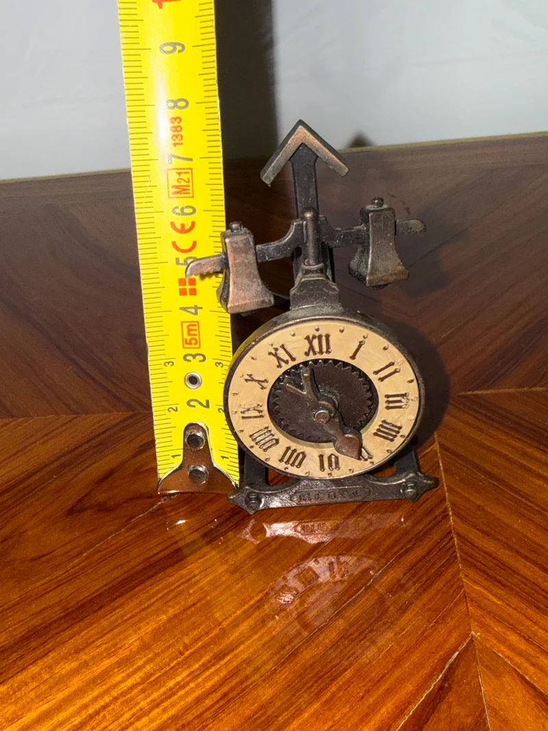 Taille-crayon ancien en forme d’horloge à clochettes – Métal patiné