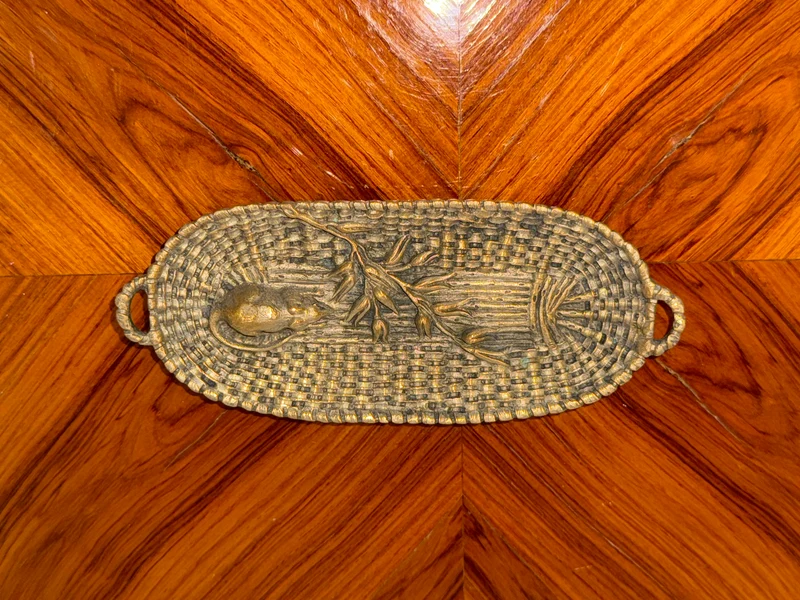 Vide-poche en bronze doré – Panier de blé et souris, travail figuratif ancien