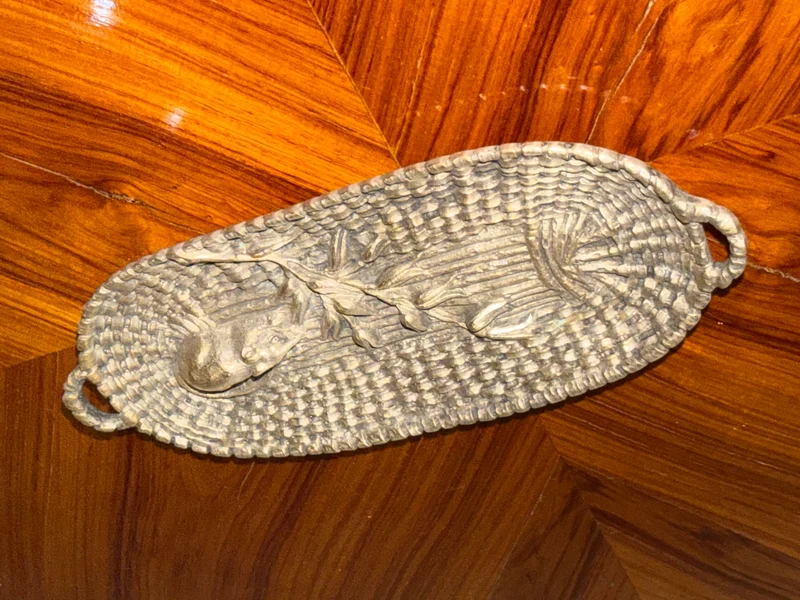 Vide-poche en bronze doré – Panier de blé et souris, travail figuratif ancien