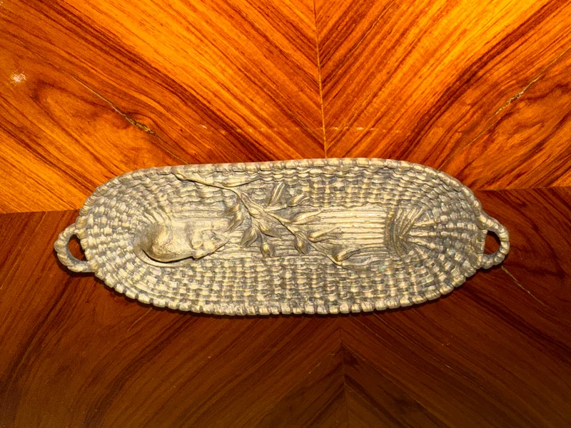 Vide-poche en bronze doré – Panier de blé et souris, travail figuratif ancien