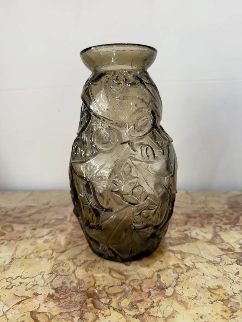 Vase en verre fumé à décor en relief – Style Art Déco