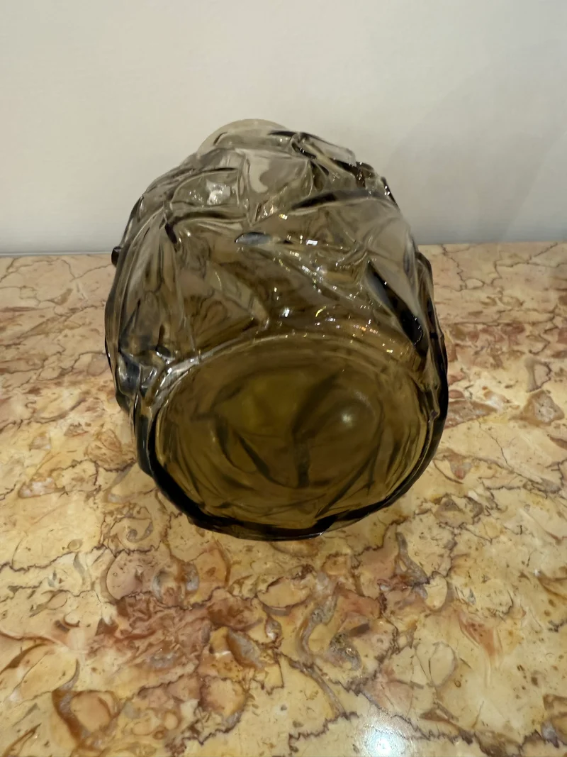 Vase en verre fumé à décor en relief – Style Art Déco