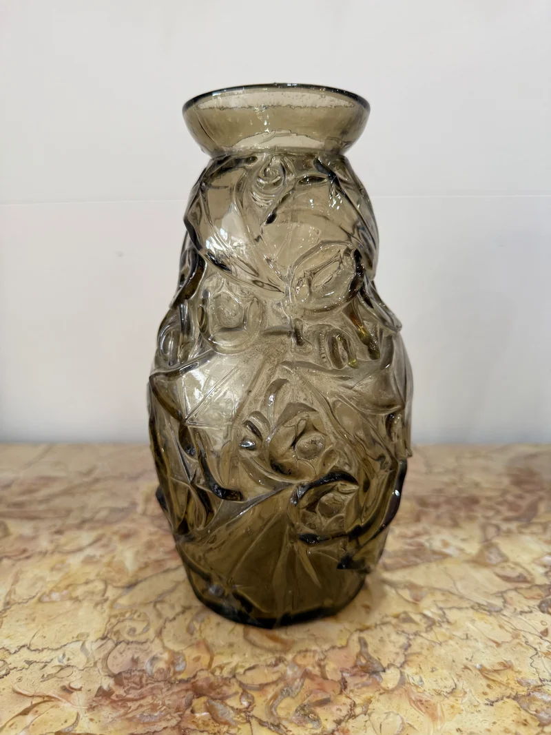 Vase en verre fumé à décor en relief – Style Art Déco