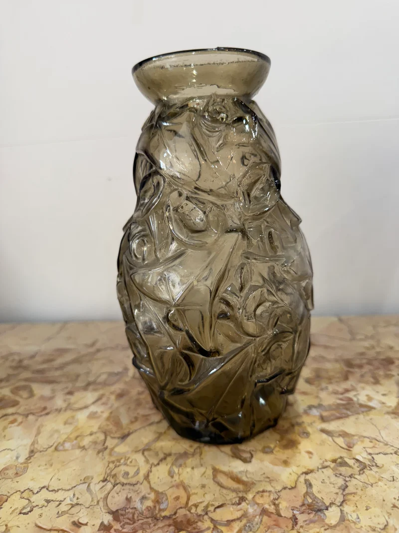Vase en verre fumé à décor en relief – Style Art Déco