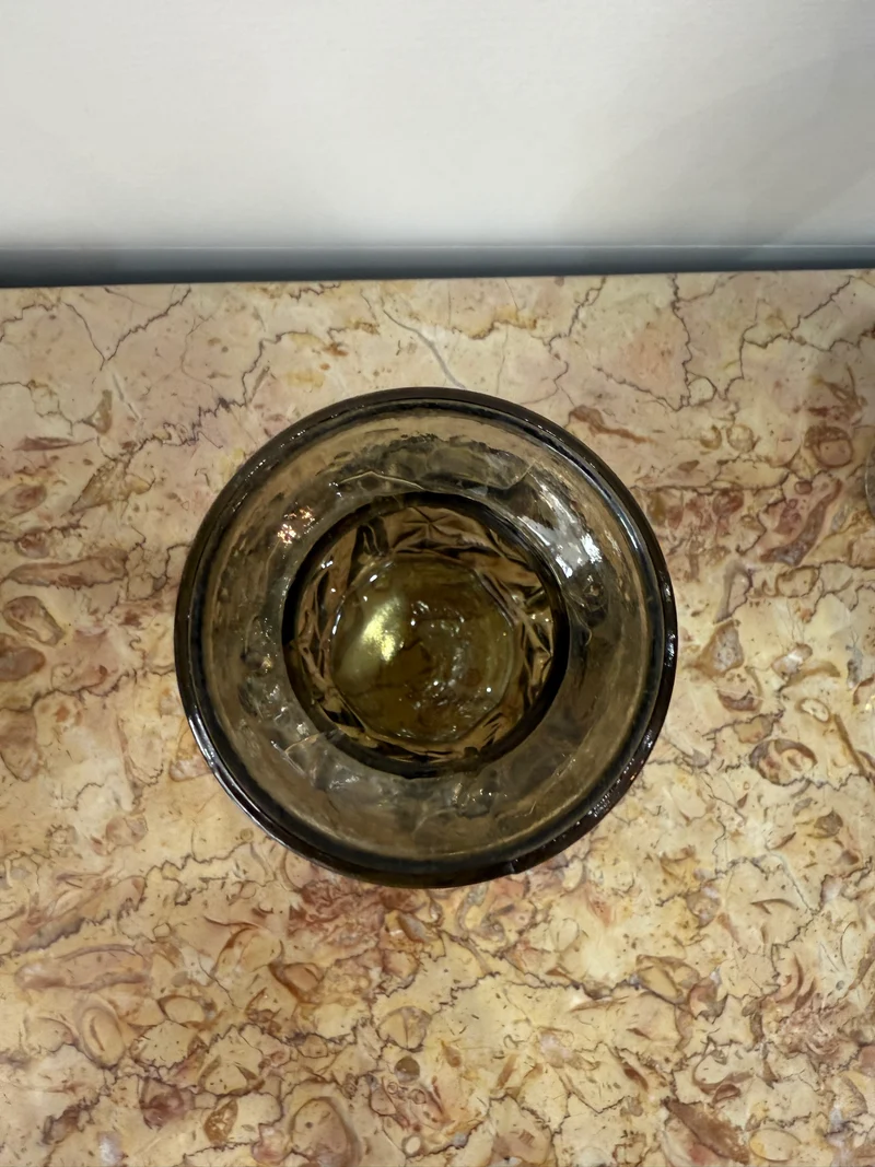 Vase en verre fumé à décor en relief – Style Art Déco