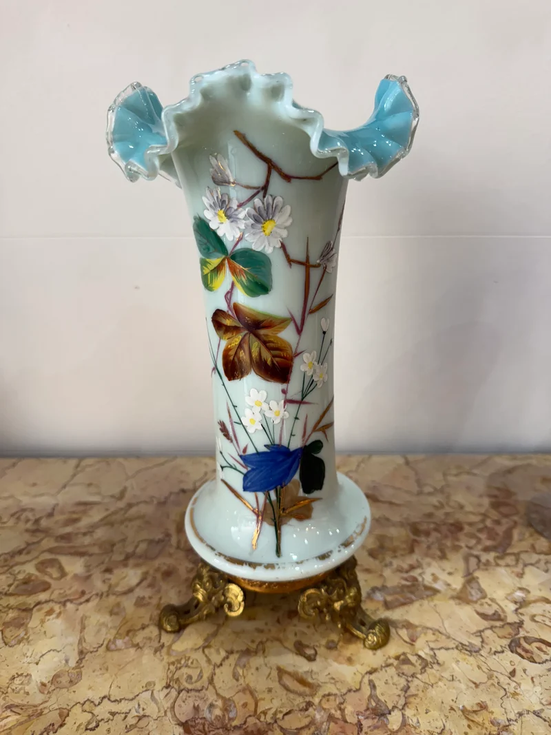 vase ancien en verre opalin peint à la main – Décor floral émaillé et base en bronze doré