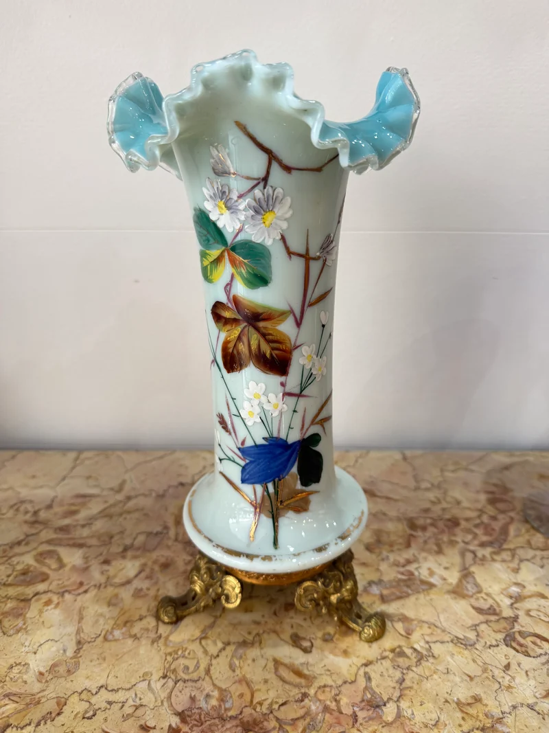 vase ancien en verre opalin peint à la main – Décor floral émaillé et base en bronze doré