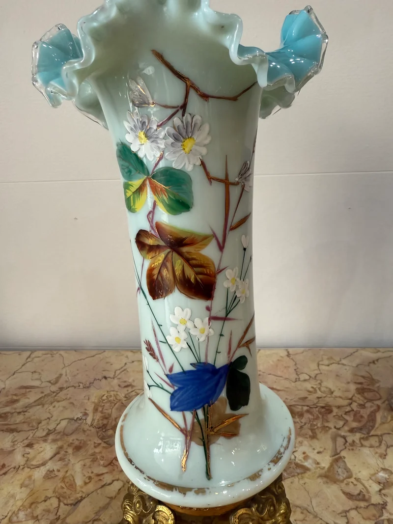 vase ancien en verre opalin peint à la main – Décor floral émaillé et base en bronze doré