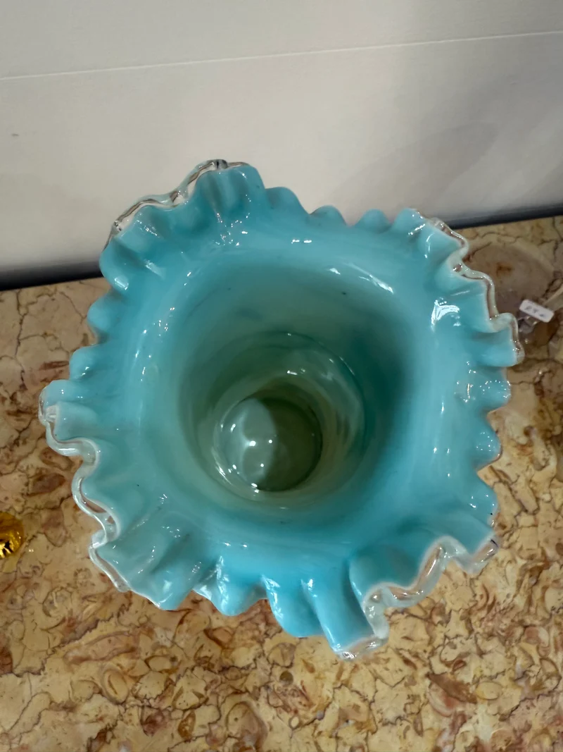 vase ancien en verre opalin peint à la main – Décor floral émaillé et base en bronze doré